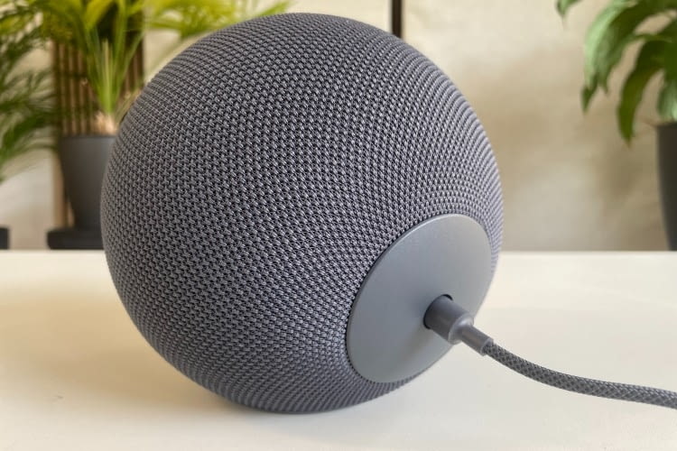 Auf der Rückseite gibt es nur noch einen Stromanschluss