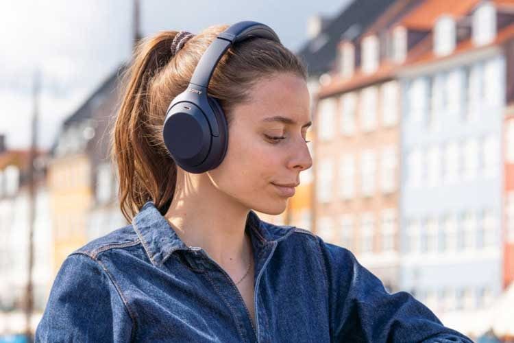 Eine besonders gute aktive Geräuschunterdrückung bietet der Sony WH-1000XM4 Over-Ear-Kopfhörer
