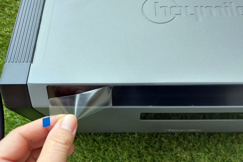 Das Display ist bei der Lieferung mit einer Schutzfolie bedecket