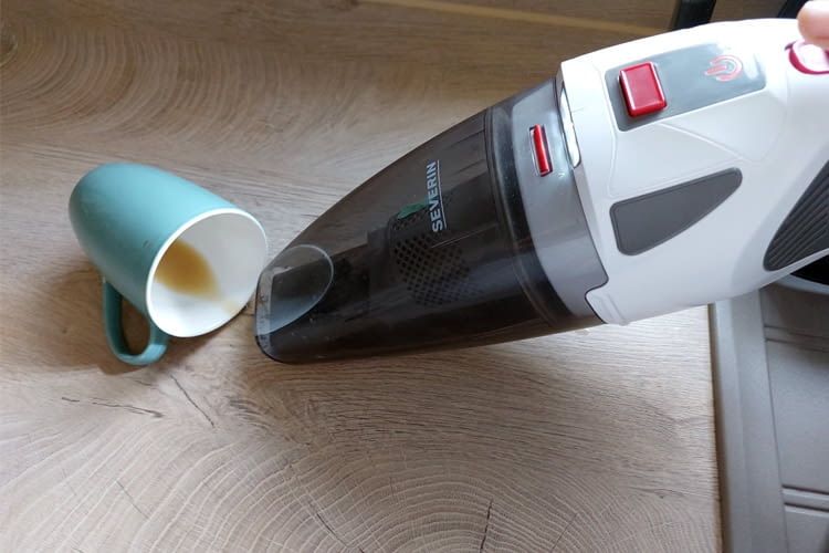 Im Vergleich zur normalgroßen Kaffeetasse wirkt der Handsauger riesig