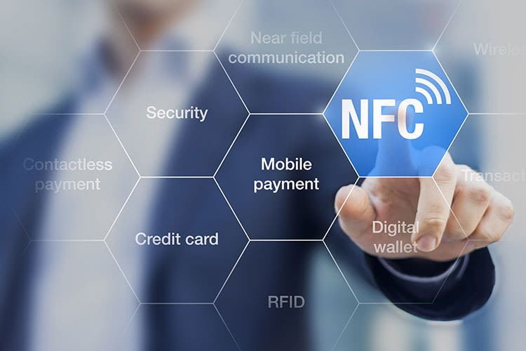 Apple Pay funktioniert mit NFC. Dabei werden keine personenbezogenen Daten übertragen