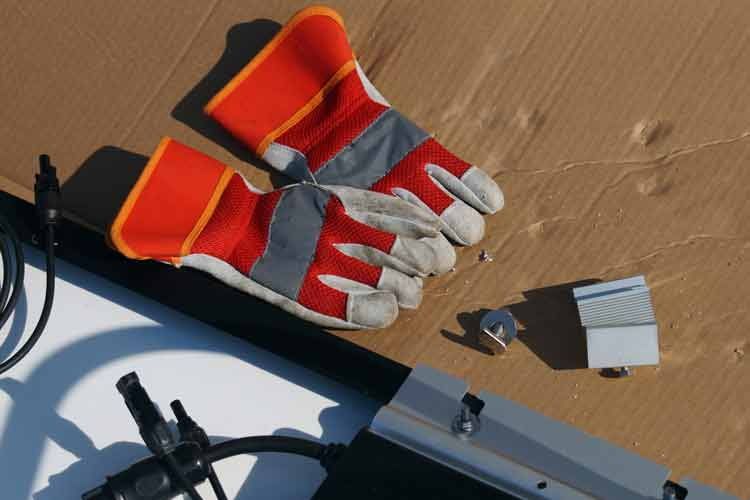 Wir empfehlen beim Aufbau Handschuhe zu tragen, damit keine Fingerabdrücke an den Solarmodulen entstehen