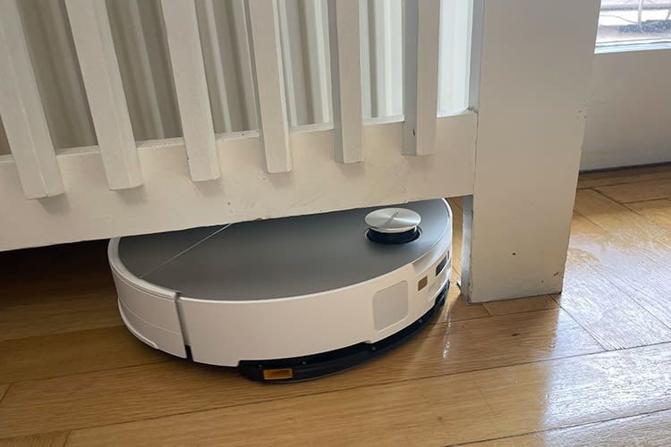 Roborock Saros 10 hat einen einfahrbaren Sensorturm und ist ebenso flach wie Saros 10R