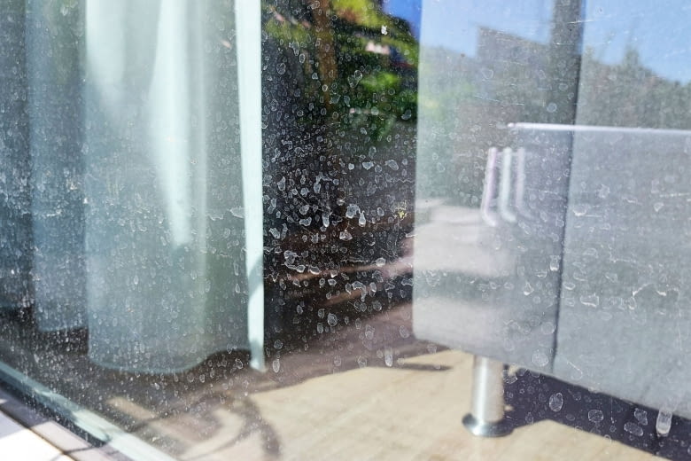 Auch diese Kalkflecken beseitigte der ECOVACS Roboter zuverlässig