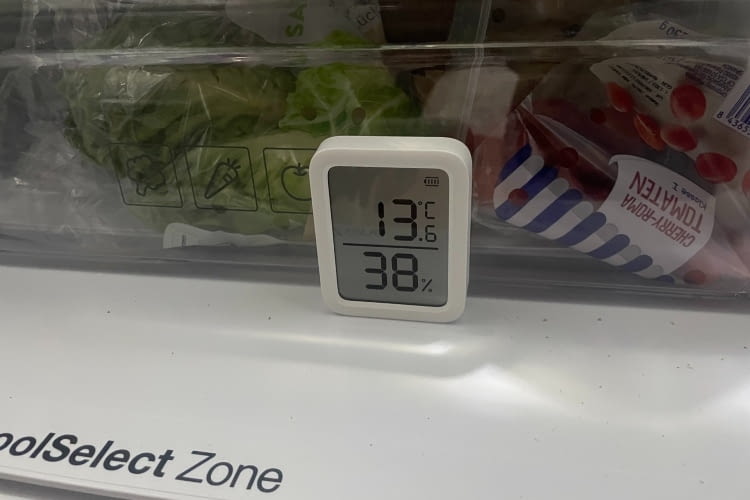 Nach drei Minuten im auf fünf Grad eingestellten Kühlschrank, zeigt das Meter Plus 13,6 Grad an
