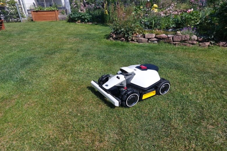 Diese Mammotion Modell sieht aus wie ein kleines Rennauto