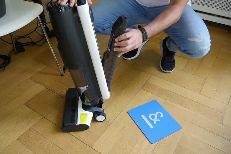 Auf der Rückseite des Akkuwischsaugers befindet sich der Frischwasserbehälter.