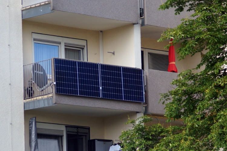 Eine Mini-Solaranlage findet auf fast jedem Balkon Platz