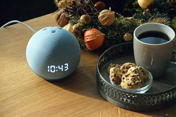 Echo Dot 4 mit Uhr passt zu fast jedem Wohnambiente - egal ob nostalgisch oder modern