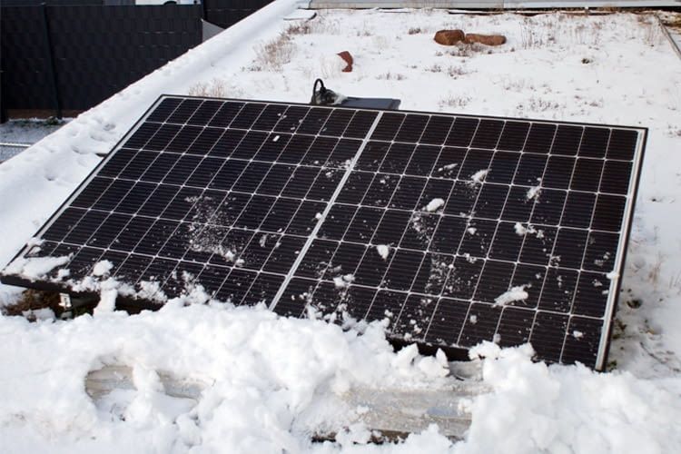 Bei flachen Modulen sollte man den Schnee händisch entfernen
