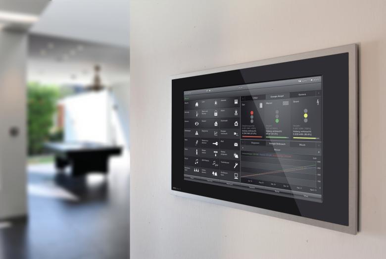 Gira Smart Home Touch Panel im Wohnzimmer