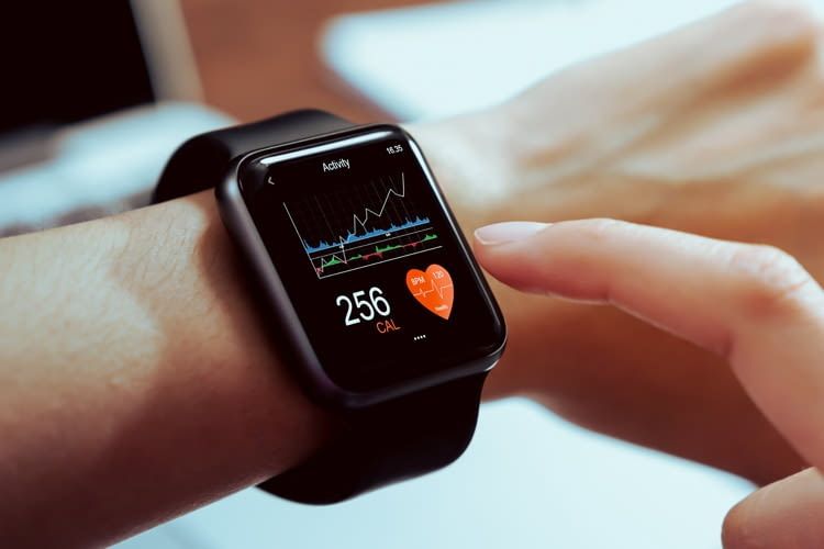 Eine Smartwatch mit EKG-Funktion ist z. B. für Senioren praktisch