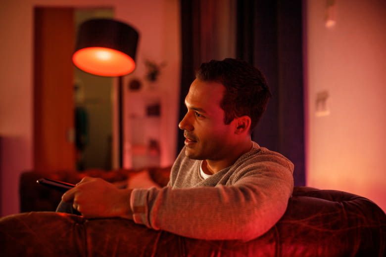 philips-hue-im-wohnzimmer-sorgt-für-anregende-stimmung