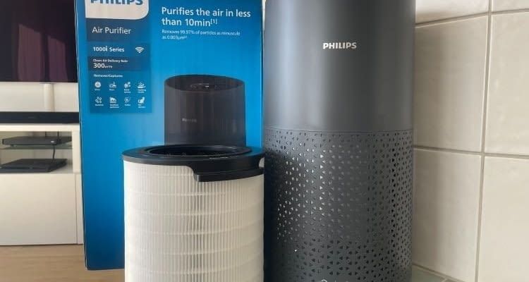 Der Philips 1000i ist aus Plastik gefertigt. Im Lieferumfang ist nur das Nötigste enthalten