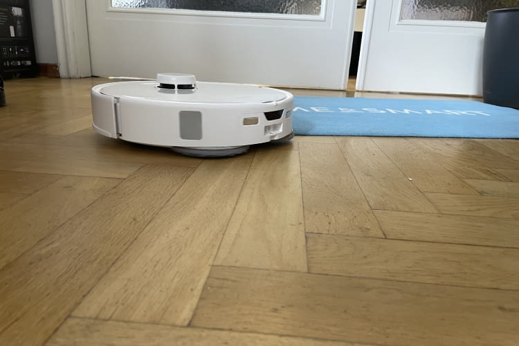 Teppiche erkannte der Roborock zuverlässig und reinigte bis zu deren Kante