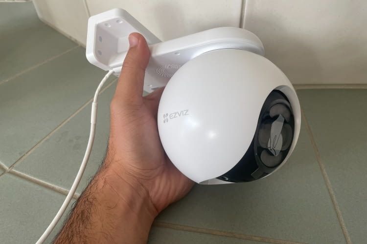 Der Kopus der Kamera ist Weiß, die Kamera an sich aber Schwarz