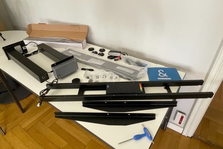 Der Lieferumfang von Paket 1. Die Tischplatte kam in einem weiteren Paket
