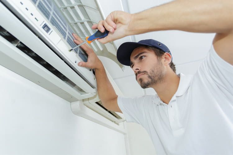 Nur Profis dürfen eine Split Klimaanlage in Betrieb nehmen