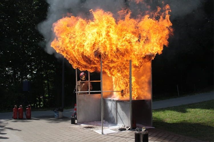 Brennendes Fett kann riesige Feuersäulen verursachen