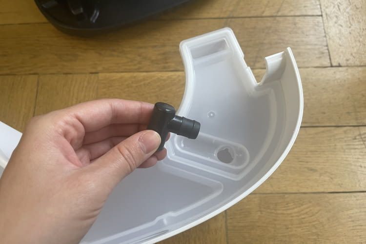 Der steckbare Schlauchanschluss befindet sich im Wassertank und kann dort ganz einfach entnommen und auf die vorgesehene Hülse gesteckt werden