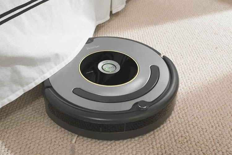 iRobot Roomba 615 / 616 saugt auch unter Betten, Regalen oder Tischen