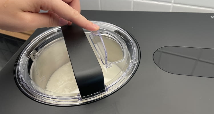 Über die Klappe können kleinere Zutaten wie Schokochips nachträglich eingefüllt werden