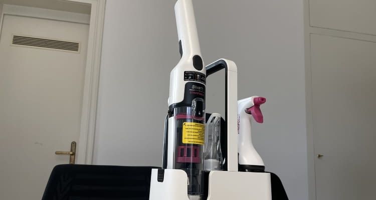 Der Tragebehaelter von Shark StainForce ist nützlich für den mobilen Gebrauch oder zur Aufbewahrung