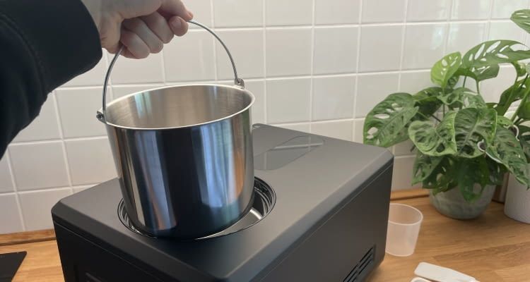 Das Eis wird in einem kleinen Edelstahleimer zubereitet