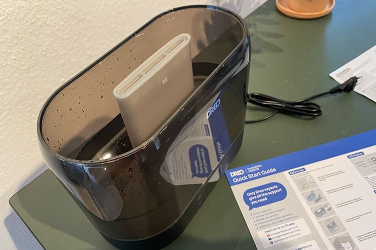 Der Dreo Ultraschall-Luftbefeuchter musste zuerst mit Wasser gefüllt werden