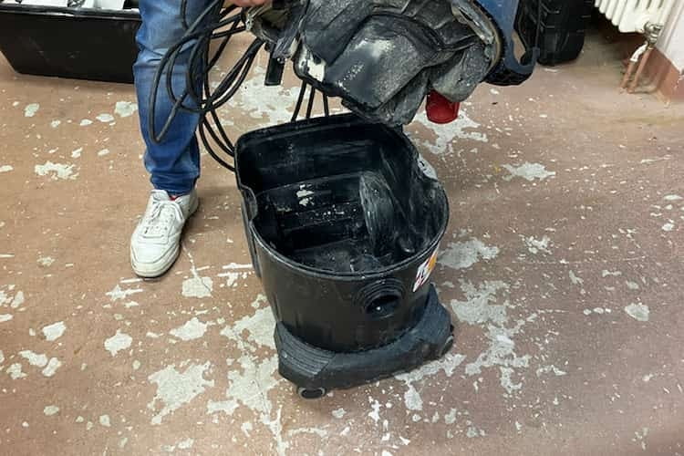 Der Behälter sollte nach der Reinigung gesäubert werden.