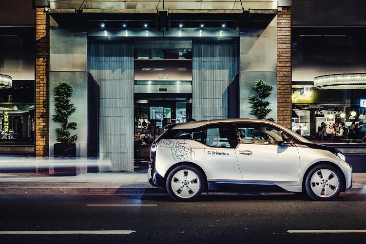 DriveNow bietet eine große Anzahl von Elektroautos in ihrer Flotte.