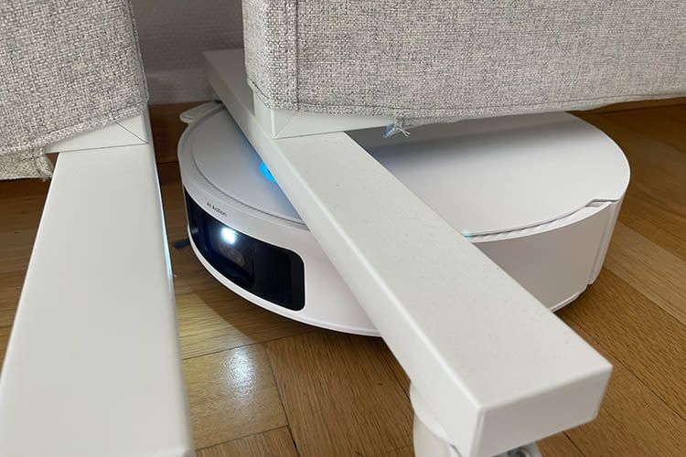 Der X50 Ultra Complete kann unter Hindernissen seinen Turm einfahren und dank Licht besser navigieren