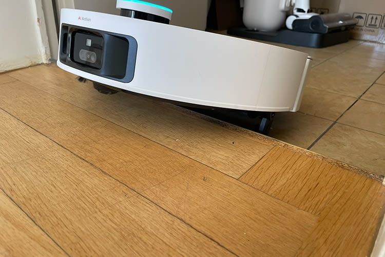 Der Dreame X50 Ultra Complete kann sehr gut klettern und navigieren