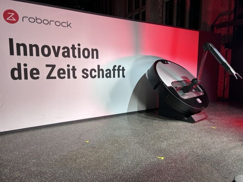 Mit einem riesigen Saros Z70 Modell wurden wir empfangen