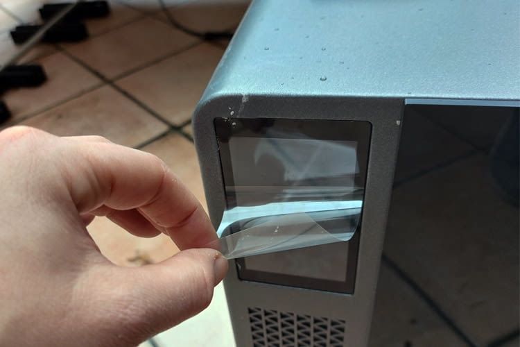 An der Vorderseite des Speichers befinden sich zwei Schutzfolien