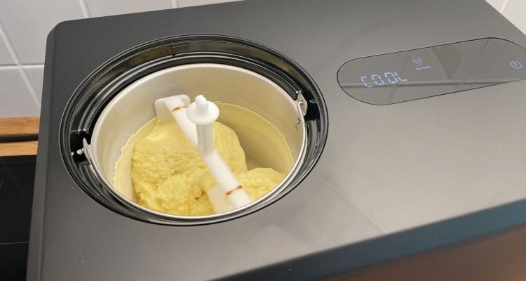 Weil das Sorbet weniger Fett enthält als Milcheis, wird es in der Maschine etwas härter und muss danach noch in den Kühlschrank