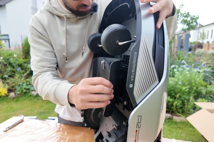 Das EdgeMaster System erlaubt es dem Dreame A2 seinen Mähteller seitlich zu verschieben und damit besser am Rand zu mähen