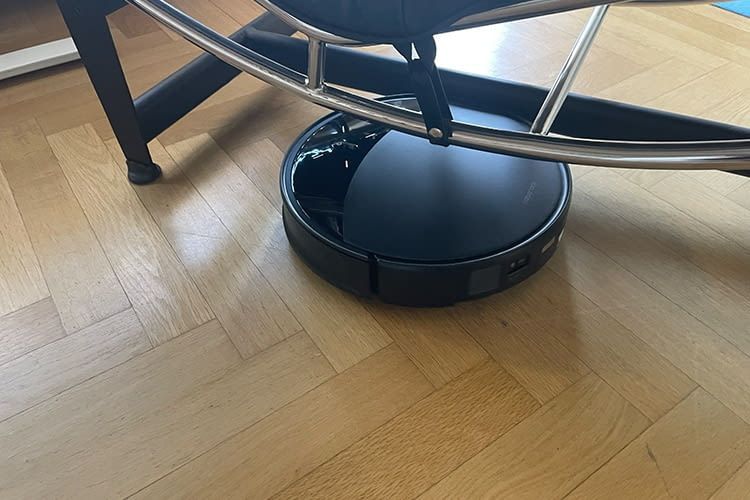 Der Saros 10R navigiert auch ohne Turm und passt deswegen unter die meisten Möbel