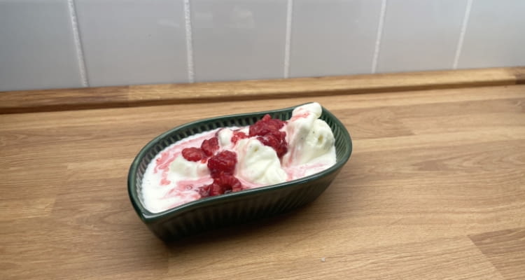 Wir haben das Vanilleeis anschließend mit heißen Himbeeren serviert