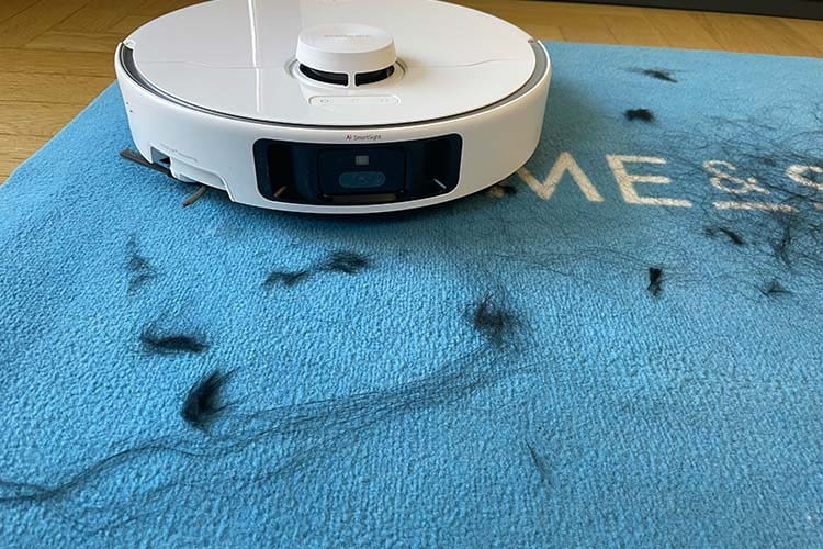 Auf Teppichen hebt Mova P50 Pro Ultra Seitenbürste und Mopps an