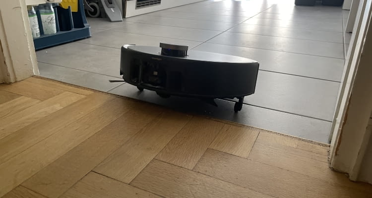 Der Mova Z60 Ultra Roller Complete überwindet 8 Zentimeter Höhe