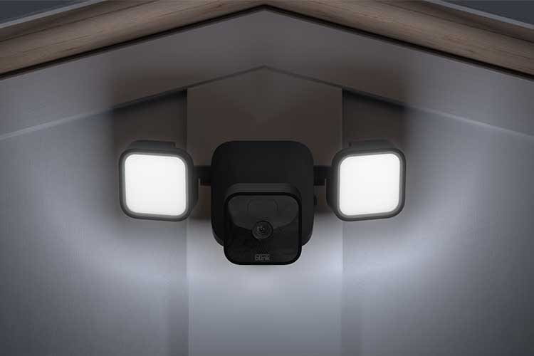 Blink Video Doorbell als Flutlicht Sicherheitskamera ausgebaut