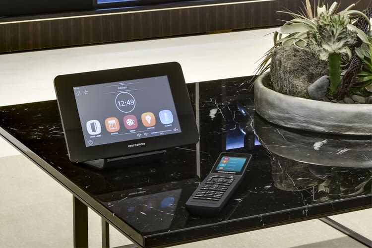 Das Crestron Smart Home im Griff: Per Touchpanel, Fernbedienung, Smartphone oder Amazon Alexa
