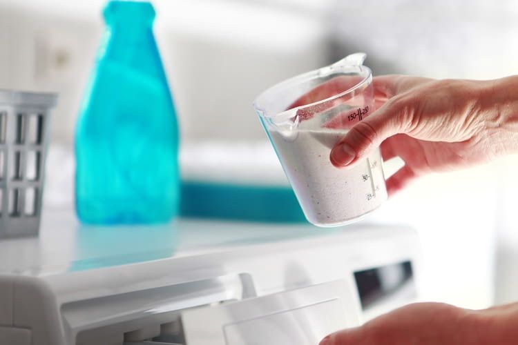 Die Überdosierung von Waschmitteln kostet nicht nur Geld, sondern ernährt auch Bakterien und Schimmel
