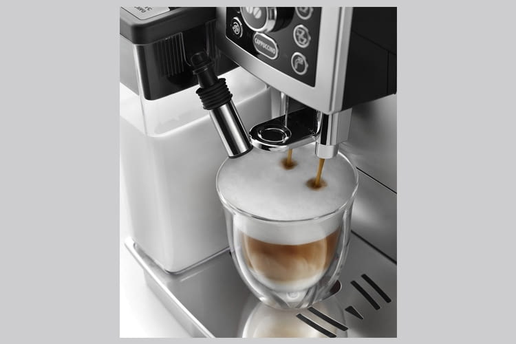 Der Kaffeeauslauf von De'Longhi ECAM 23.466.B ist höhenverstellbar