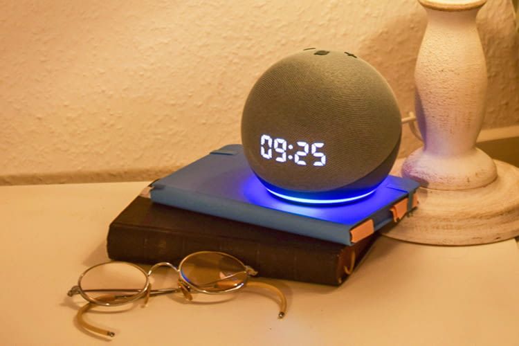 Echo Dot 4 ist mit oder ohne Digitalanzeige in verschiedenen Farben erhältlich