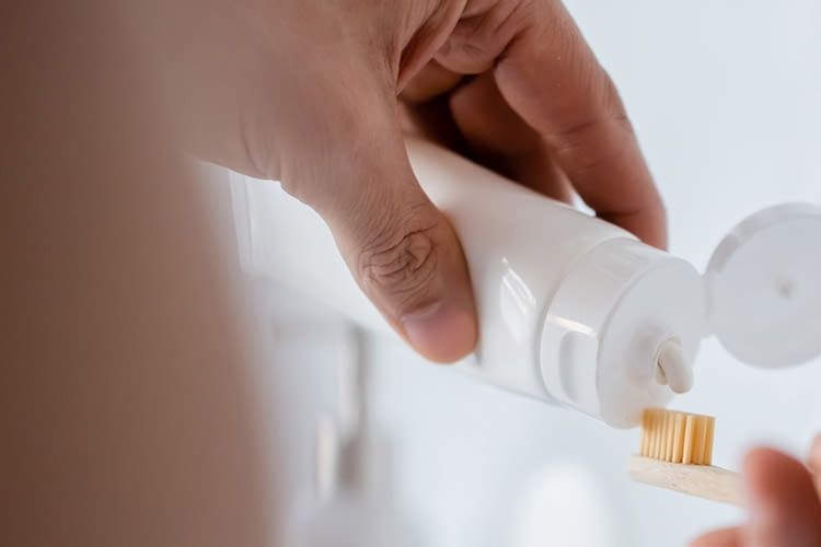 Eine fluoridhaltige Zahnpasta ist das A und O bei der Zahnpflege