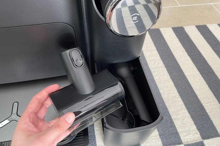 Die Aufsätze des Handsauger lassen sich praktisch in der Absaugstation verstauen