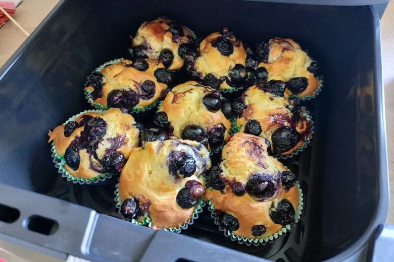 Bei uns passten 9 mittelgroße Muffins in den unteren Garkorb