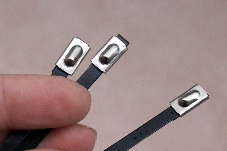 Diese speziellen Kabelbinder halten die Solarmodule z. B. an einem Balkongeländer